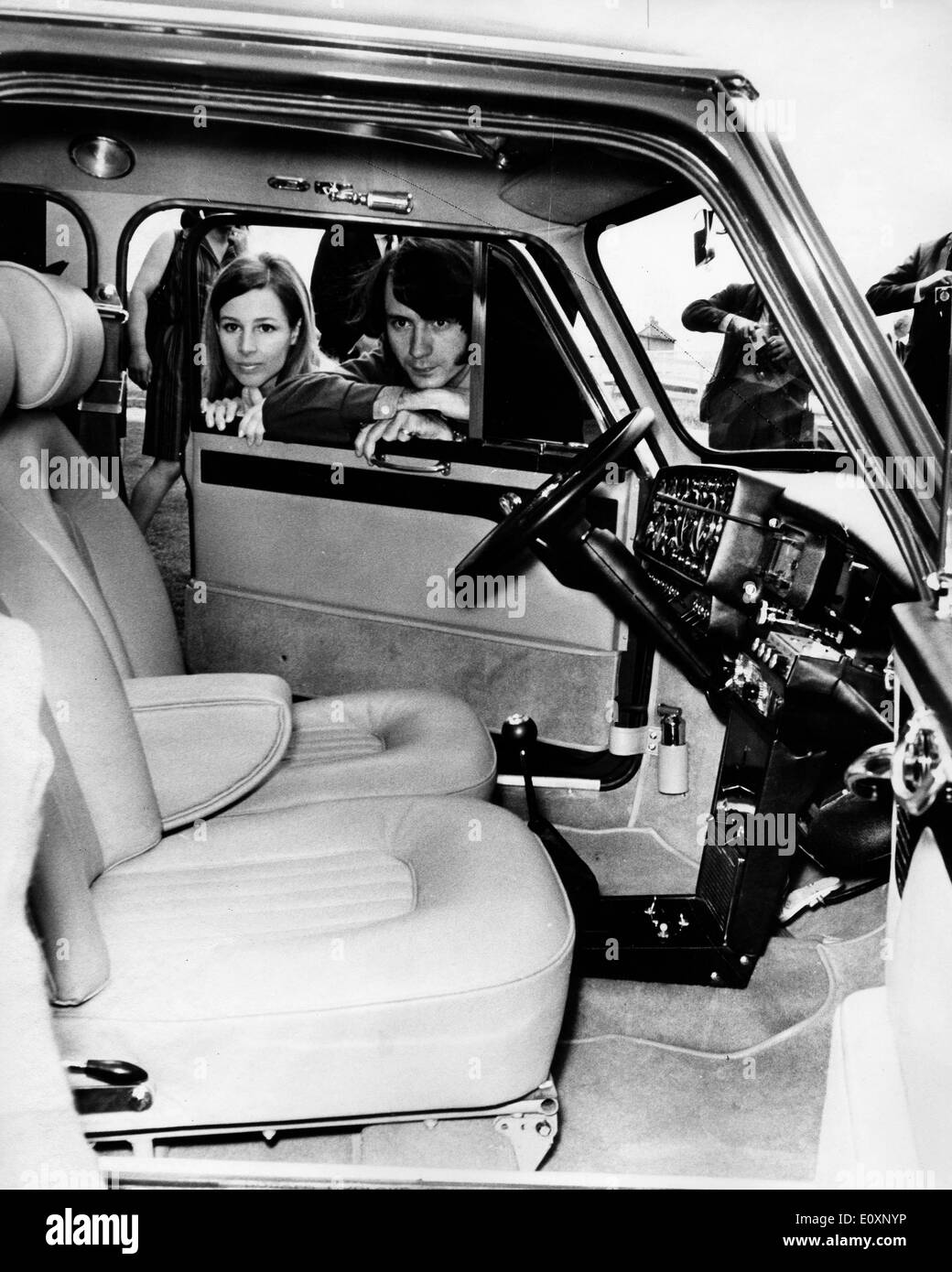 Monkee Mike Nesmith cercando nella finestra del suo nuovo Mini Cooper Foto Stock