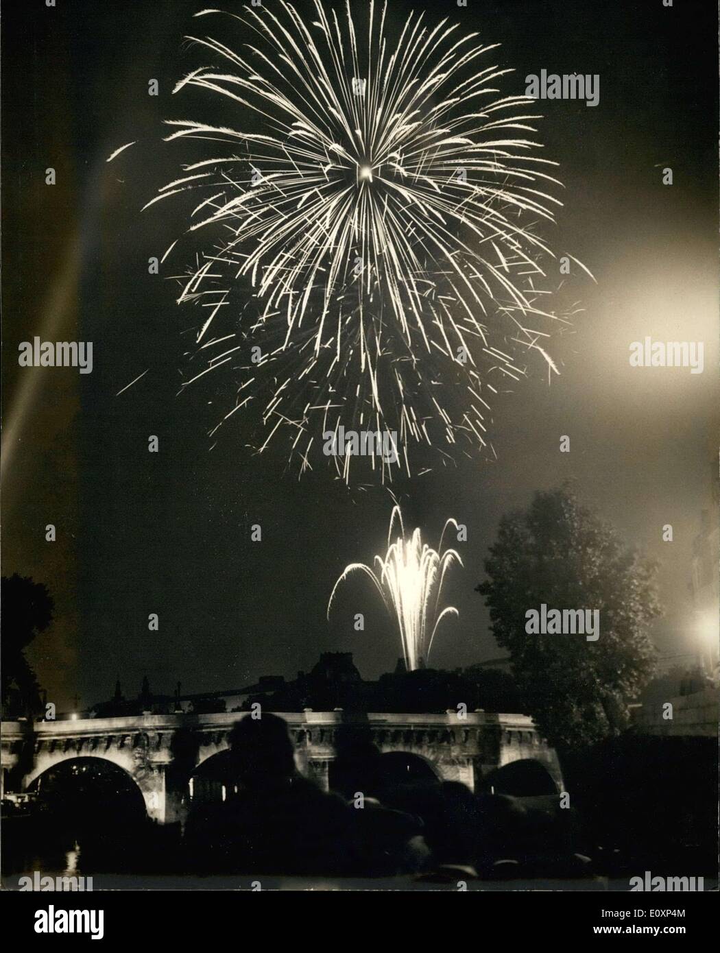 Lug. 15, 1967 - Più di 12.000 parigini sono scese in strada per guardare i fuochi d'artificio illuminano il cielo. Le persone si riunivano nelle vicinanze Foto Stock
