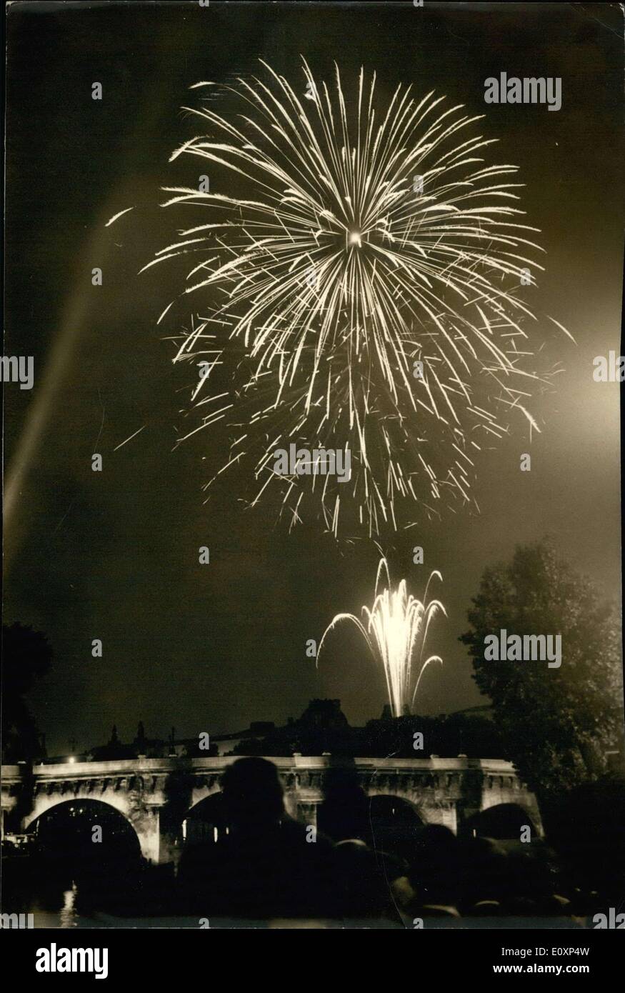 Lug. 15, 1967 - Il Giorno della Bastiglia fuochi d'artificio su Pont Neuf, teste di spettatori Foto Stock