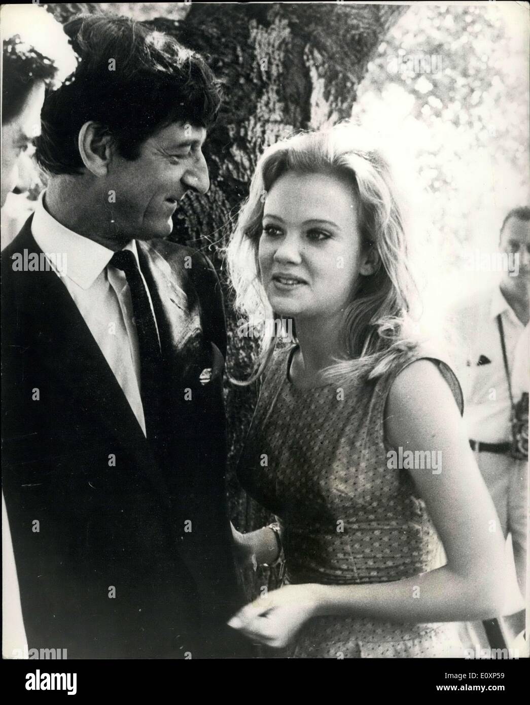 Lug. 19, 1967 - Roy Boulting e Hayley Mills a Hollywood. La foto mostra nella foto insieme a uno studio di Hollywood recentemente, sono 54-enne direttore della pellicola, Roy Boulting, e la ragazza spera di sposare 21-enne British film star. Hayley Mills. Roy e Hayley realizzato un American pubblicità tour promuovere il film ''La Famiglia", che Roy diretto e in cui Hayley ha svolto il suo primo ''ADULTO'' ruolo. Foto Stock