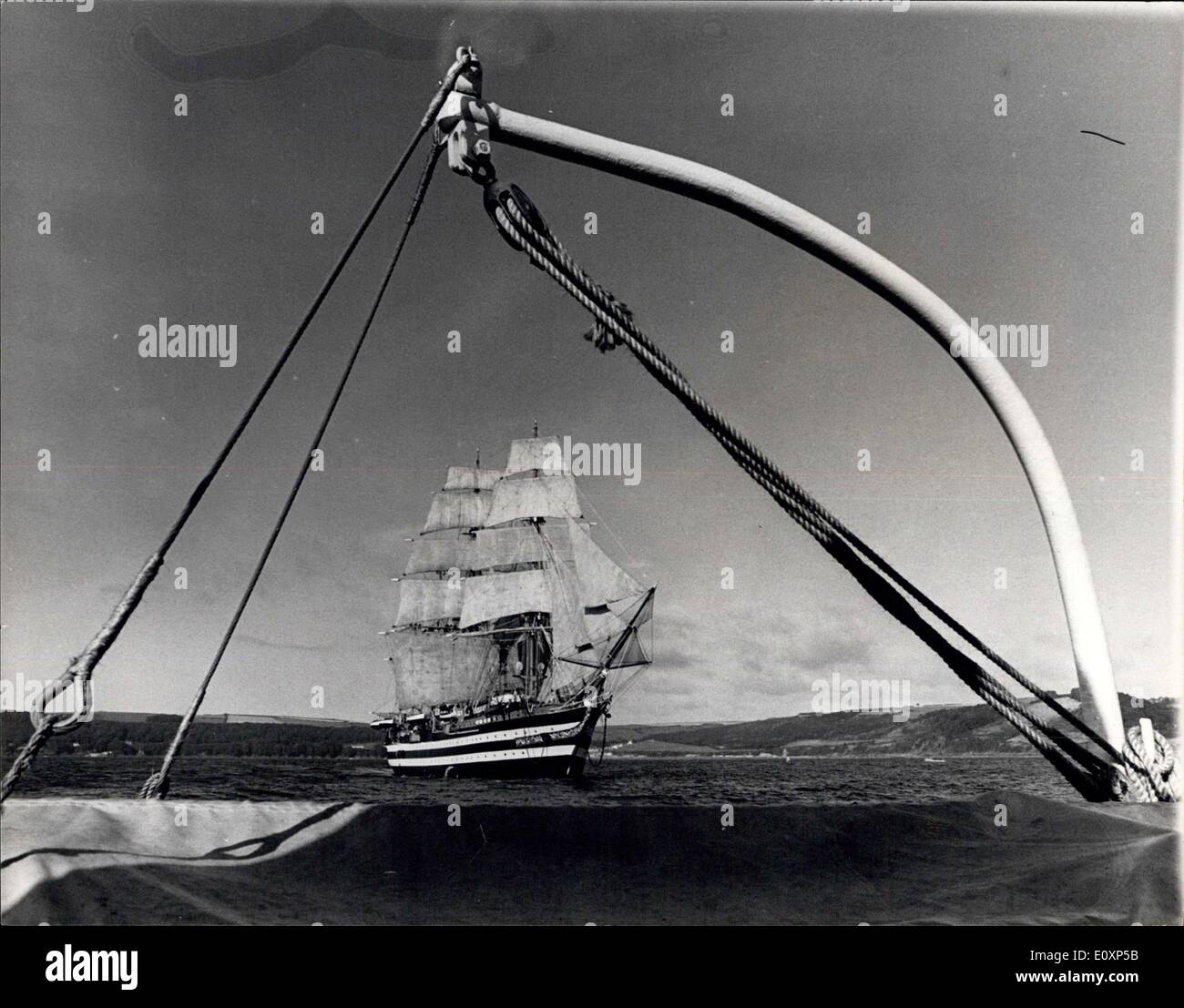 Lug. 19, 1967 - Italiano Addestramento alla vela di nave a Plymouth. Il 4.000 ton italiano di addestramento alla vela di nave, Amerigo Vespucci, raffigurato entrando in Plymouth Sound, all'inizio di una visita informale Foto Stock