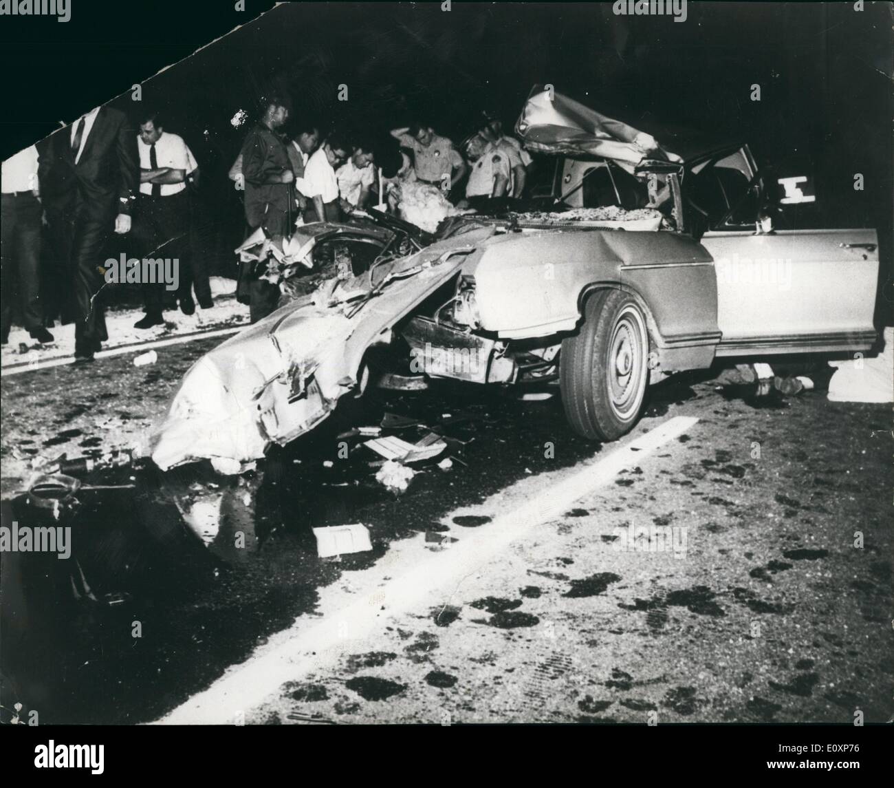 Lug. 07, 1967 - Jayne Mansfield ha ucciso in un incidente d'auto. La foto mostra la scena dopo il crash di auto in cui Jayne Mansfield, 33, Hollywood attrice e cabaret comico, fu ucciso, vicino a New Orleans il giovedì (giugno 29). Anche uccisi erano il suo avvocato compagno, il Sig. Samuel Brody, e il suo autista, il sig. Ronnie Harrison. Tre dei suoi figli sono stati feriti. Foto Stock