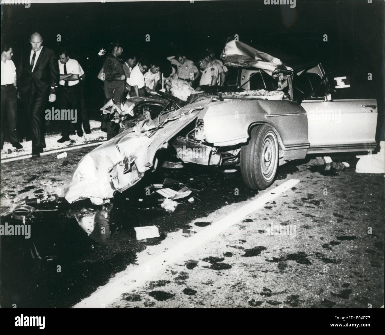 Lug. 07, 1967 - Jayne Mansfield ha ucciso in uno scontro d'auto:foto mostra la scena dopo l'orecchio crash in cui Jayne Mansfield, 33, Hollywood attrice e cabaret comico, fu ucciso, vicino a New Orleans il giovedì (giugno 29). Inoltre sono state uccise il suo compagno avvocato, Mr.Samuel Brody, e il suo autista, Mr.Ronnie Harrison. Tre dei suoi figli sono stati feriti. Foto Stock
