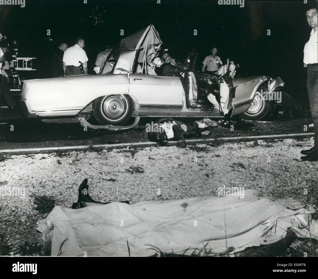 Lug. 07, 1967 - Jayne Mansfield ha ucciso in un incidente d'auto. La foto mostra la scena dopo il crash in cui Jayne Mansfield, 33, Hollywood attrice e cabaret performan fu ucciso, quando la sua auto è stata in collisione con un camion vicino a New Orleans il giovedì (giugno 29). Anche uccisi erano il suo avvocato compagno, il Sig. Samuel Brody e il suo autista, il sig. Ronnie Harrison. Tre dei suoi figli sono stati feriti. Foto Stock