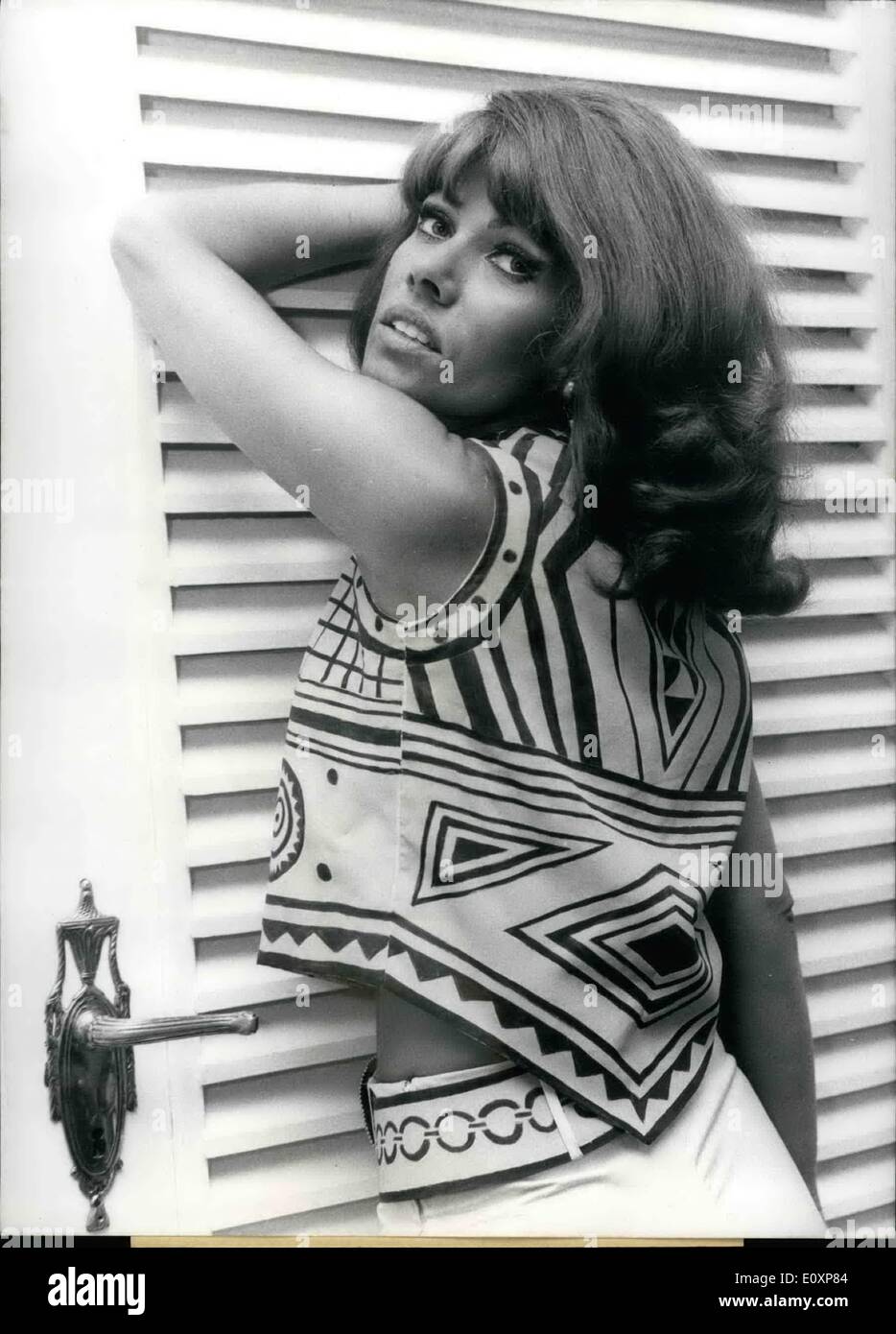Lug. 07, 1967 - Infatti ''Non invitato''. Ma con successo i francesi hanno starlett Janine Reynaud ( 90-58-92 ) la confusione circa le modalità della ''Berlin Film Festival''. Janine, la cui casa permanente è Roma, è circondato dalla voce di essere una venuta stella che ha già salito i primi gradini della scala del successo. Ella è la riproduzione della parte principale nel film ''''Necronomicon" che è stato rifiutato dalla gestione dei festival. Ora il film deve essere dimostrato per gli ospiti invitati in un cinema assunto sotto la propria gestione. Janine è detto non ancora stint con il suo fascino in questo film Foto Stock