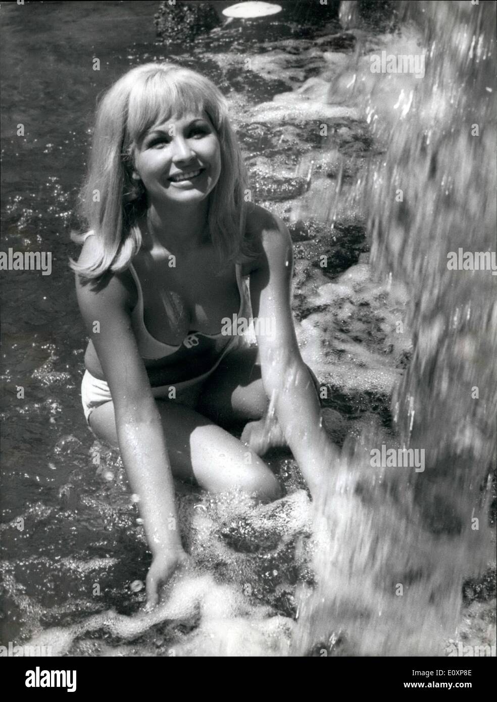 Lug. 07, 1967 - La stella d'oro italiana di schermo è una bruna Islander...Monica Pardo, nato a Sassari, Sardegna, 20, leggere il messaggio pubblicitario di un stadio: ''Oggi siamo alla ricerca di un giovane attrice per coprire egli dall'oro". Bruna e bella Monica era deciso a vincere e il suo colore di capelli e venuto allo stadio indossando un golden vicino montaggio abito. Ella su, e fino ad ora ha giocato il film solo bionda e ogni film è stato il successo da lei. Mostra fotografica di Monica Pardo un rinfrescante se stessa al Monte Gelato nei pressi di Roma. Foto Stock