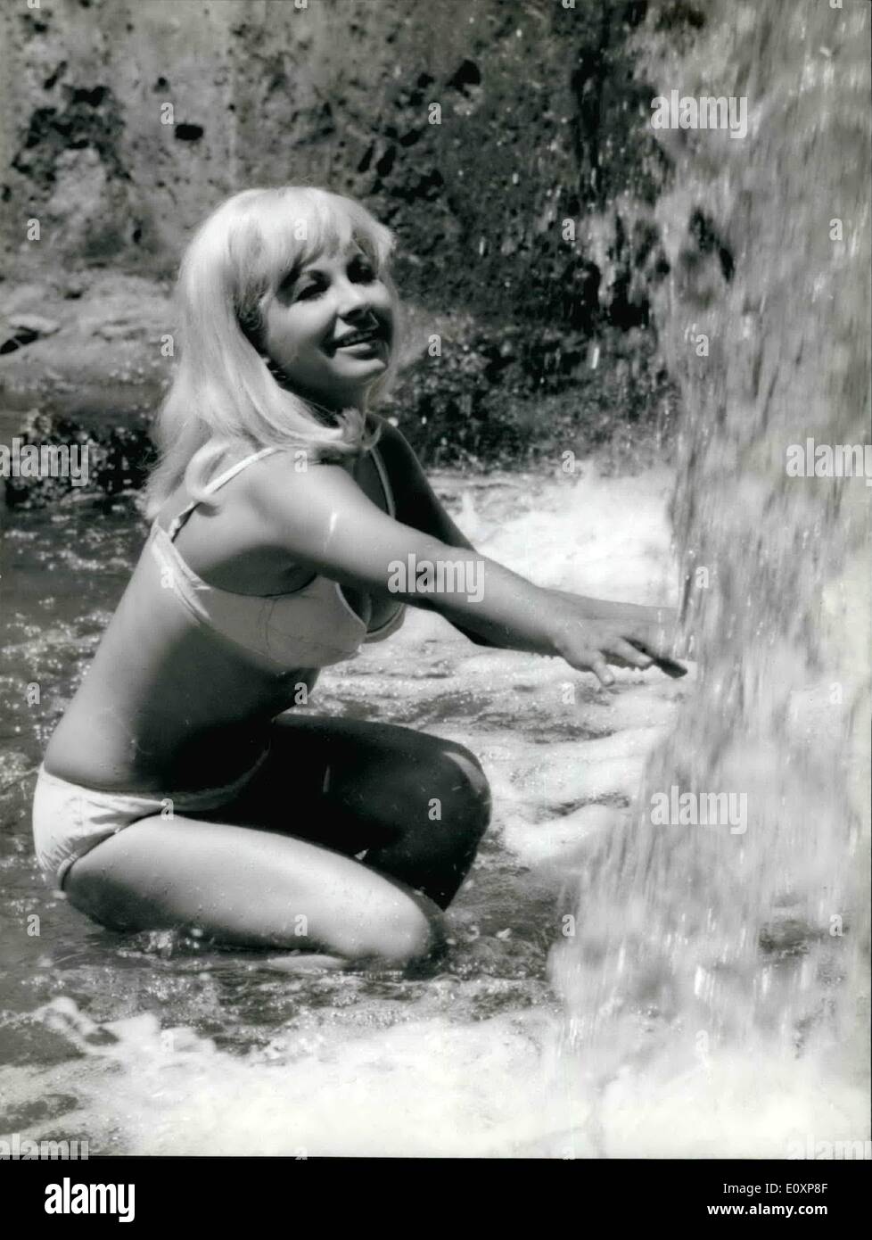 Lug. 07, 1967 - La stella d'oro italiana di schermo è una bruna Islander...Monica Pardo, nato a Sassari, Sardegna, 20, leggere il messaggio pubblicitario di un stadio: ''Oggi siamo alla ricerca di un giovane attrice per coprire egli dall'oro". Bruna e bella Monica era deciso a vincere e il suo colore di capelli e venuto allo stadio indossando un golden vicino montaggio abito. Ella su, e fino ad ora ha giocato il film solo bionda e ogni film è stato il successo da lei. Mostra fotografica di Monica Pardo un rinfrescante se stessa al Monte Gelato nei pressi di Roma. Foto Stock