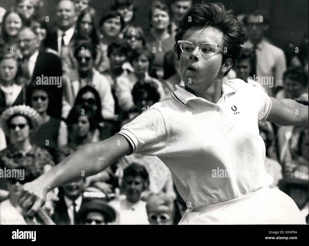 Lug. 07, 1967 - tennis a Wimbledon Virginia Wade picchiati.: foto mostra la signora Billie Jean King U.S.A. , In gioco contro MissVirgi Foto Stock