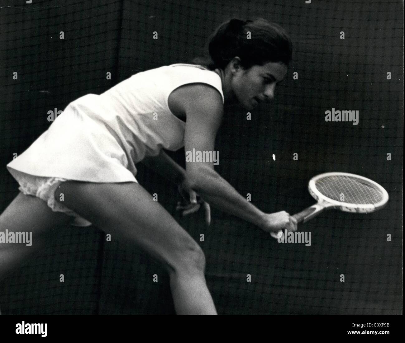 Lug. 07, 1967 - tennis a Wimbledon. VIRGINIA WADE è battuto: Keystone Mostra fotografica di:- Miss Virginia Wade (G.B.) nel giocare contro la sig.ra Billie Jean King (U.S.A.), durante le loro Donne Singoli Quarti di finale corrispondono a Wimbledon oggi, che è stato vinto dalla sig.ra re. Foto Stock
