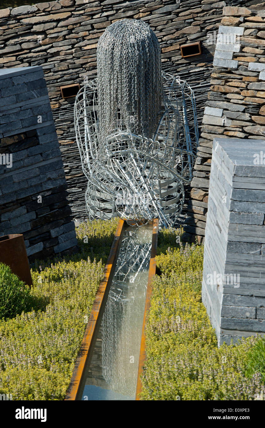 "Reachout' una medaglia d oro vincendo fresco giardino ad RHS Chelsea Flower Show 2014. Il giardino disegnato da Giovanni Everiss è basato su un concetto di una persona giovane in cammino verso la maturità e le caratteristiche di una figura scolpita. Foto Stock