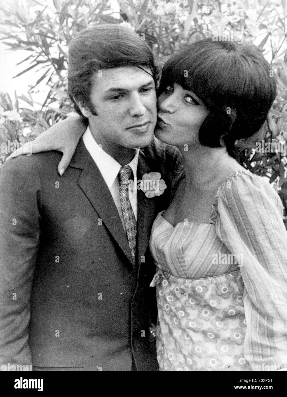 Il cantante Salvator Adamo viene baciato sulla guancia Foto Stock