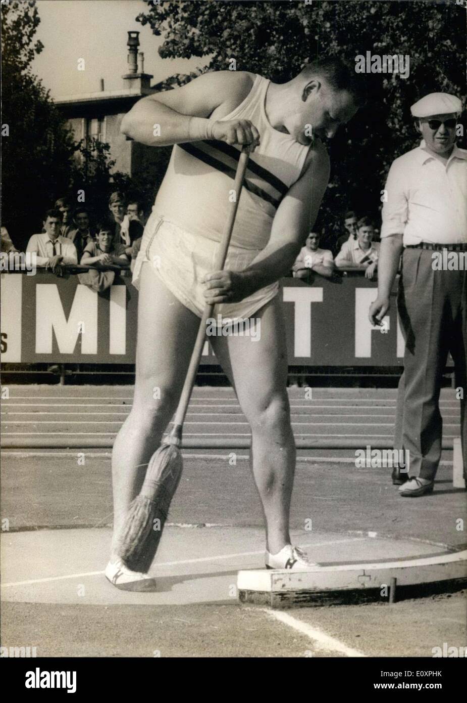 Lug. 31, 1967 - Discus thrower Pierre Colnard della Francia Foto Stock
