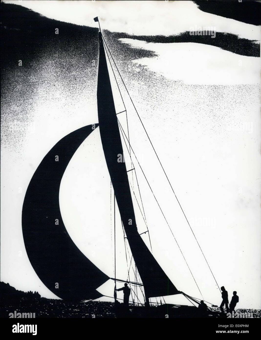 Lug. 31, 1967 - come il Flying Dutchman, questo yacht a vela scivola sul mare, il suo taglio di vela nel cielo. La foto è stata scattata nel corso di una gara di vela che utilizzato ''Nationaler Kreuzers. Foto Stock