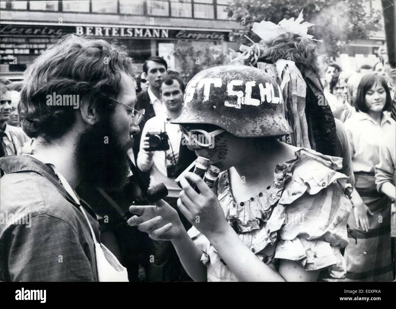 Agosto 08, 1967 - un ''kommune" - Episodio: ........ha avuto luogo nella ''Berliner Kurfurstendam'' quando l'allievo Fritz Tefel, (barbuto) è stato rilasciato dalla detenzione diverse centinaia di studenti guidato da membri della ''Kommune I", accoppiato in su e giù per il viale, formato cerchi di volta in volta e - incluso Tefuel (barbuto) - ballato, tippled e leggere humorustically provocando gli script. è stato arrestato in connessione con i moti studenteschi in occasione della visita dello Scià dell'Iran - quando uno studente (Ohnesorg) è morto. Tufel saranno perseguiti a norma di legge e portato prima di corte. Foto Stock