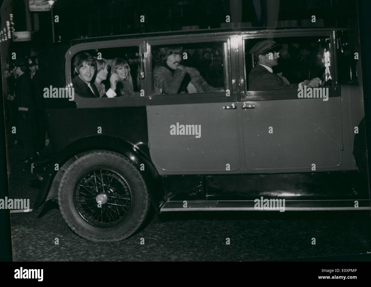 Ottobre 10, 1967 - Beatles frequentare Premiers di ''Come ho vinto la guerra". I Beatles la notte scorsa hanno partecipato al World premiere del film ''Eow ho vinto la guerra". presso il London pavilion. Battiti John Londra stelle nella da. La foto mostra la casa dopo la premiere la notte scorsa - Paul McCartney, Jane Asher, George Harrison e moglie. Foto Stock