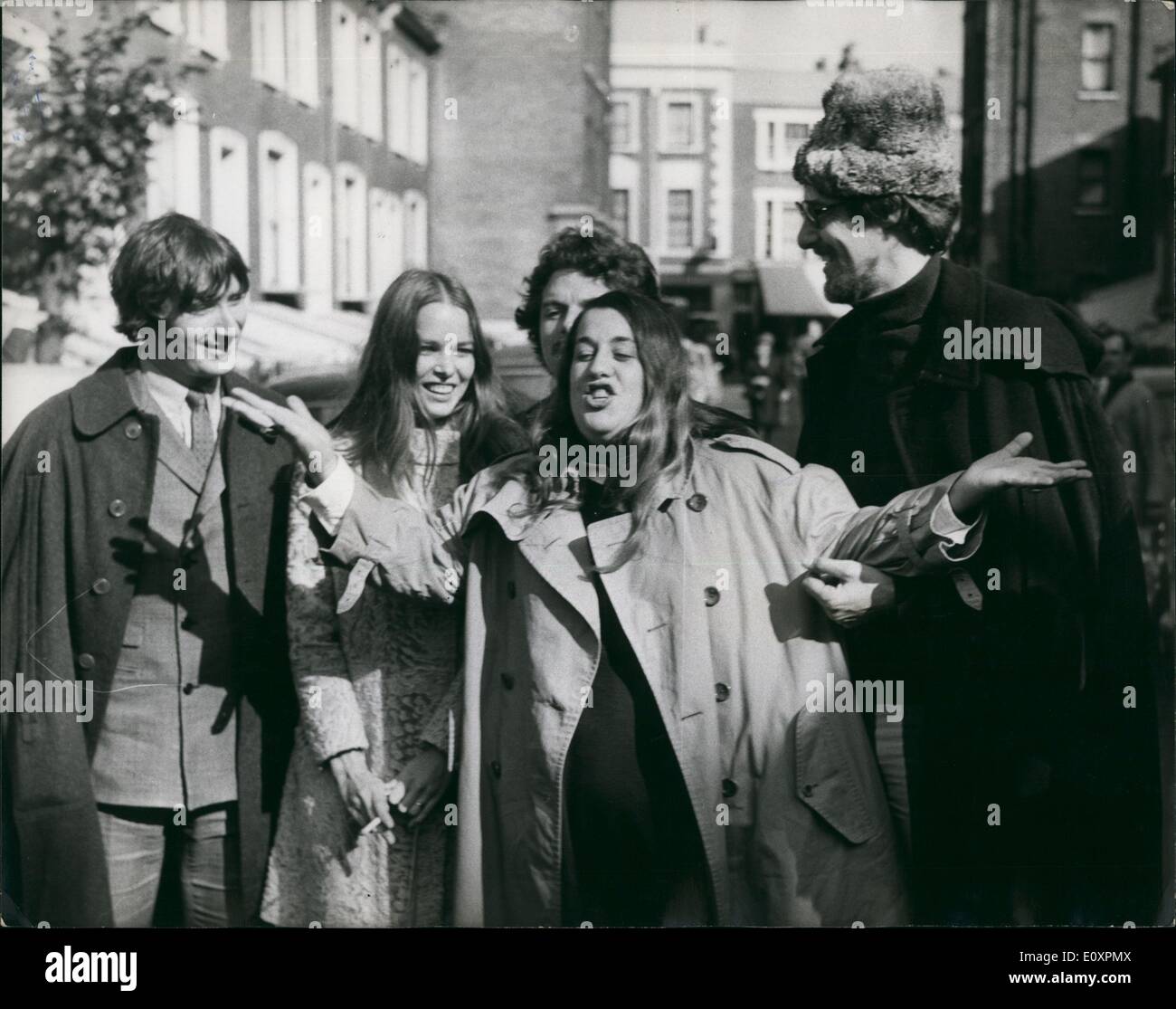 Ottobre 10, 1967 - Mama Cass compare in tribunale accusato di furto ma  viene scaricato: Cass Elliot, il 15-stone cantante dei Mamas and Papas  gruppo pop che è stato arrestato a Southampton