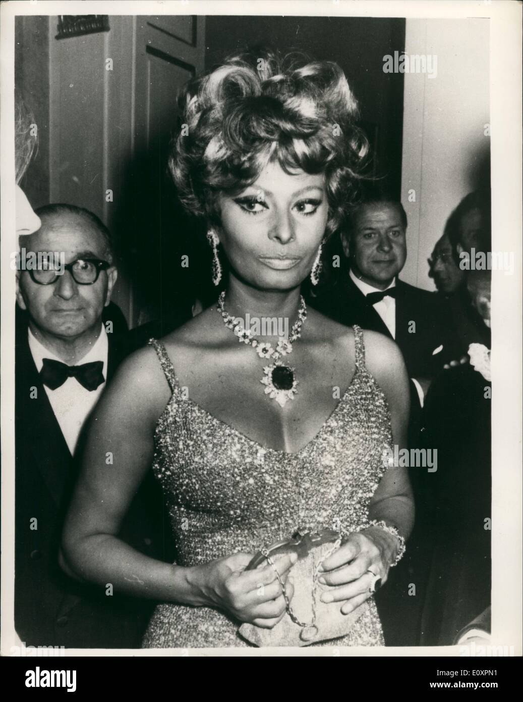 Ottobre 10, 1967 - Sophia Loren assiste il gala premiere del film durante la quale ha perso il suo bambino: Italiano star del cinema, Sophia Loren frequentato il gala premiere del suo ultimo film ''C'era una Volta" (era un tempo) presso il Teatro San Carlo di Napoli, Italia. È stato mentre stava lavorando su questo film che la bella Sophia ha perso il suo bambino. La foto mostra la splendida Sophia Loren bejewelled e indossando un abito dorato è visto arrivare presso il Teatro San Carlo di Napoli. Foto Stock