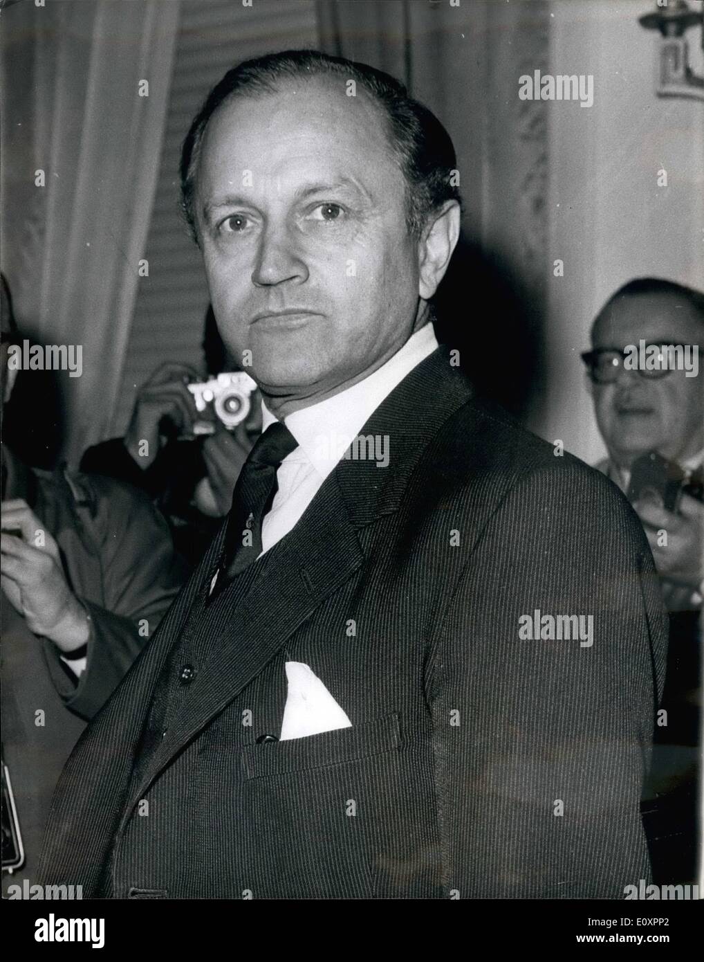 Ottobre 10, 1967 - Signore Chalfont a pranzo: Gran Bretagna a capo del mercato comune negoziatore, Signore Chalfont, Ministro di Stato presso il Ministero degli Esteri ha partecipato oggi alla Camera di Commercio Britannica nei Paesi Bassi il pranzo al Hyde Park Hotel, London. La foto mostra il Signore Chalfont arrivando per il pranzo di oggi. Foto Stock