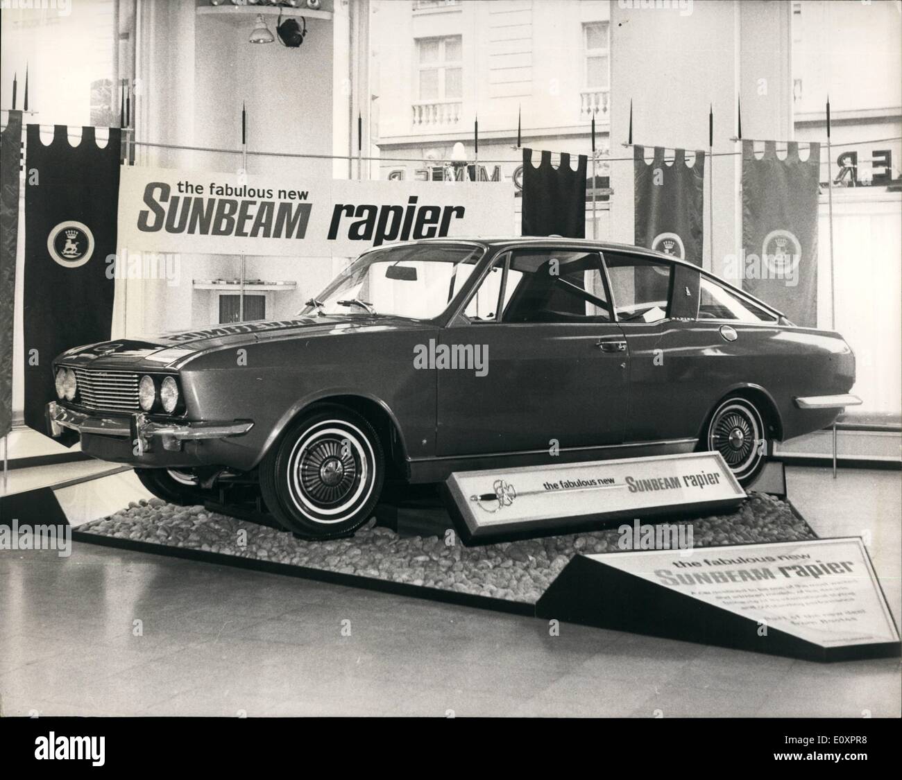 Ottobre 10, 1967 - Il nuovo sunbeam Rapier. Una completamente nuova di sunbeam rapier con una superiore capacità di velocità di circa 100 m.p.h, bold nuovo stile fastback e un lusso 4/5 posti interni è la più recente aggiunta alla gamma Rootes per 1968. Il prezzo è di $ 1200. 3a. 9d. La foto mostra il nuovo Sunbeam Rapier illustrato oggi a Roote Piccadilly showroom. Foto Stock