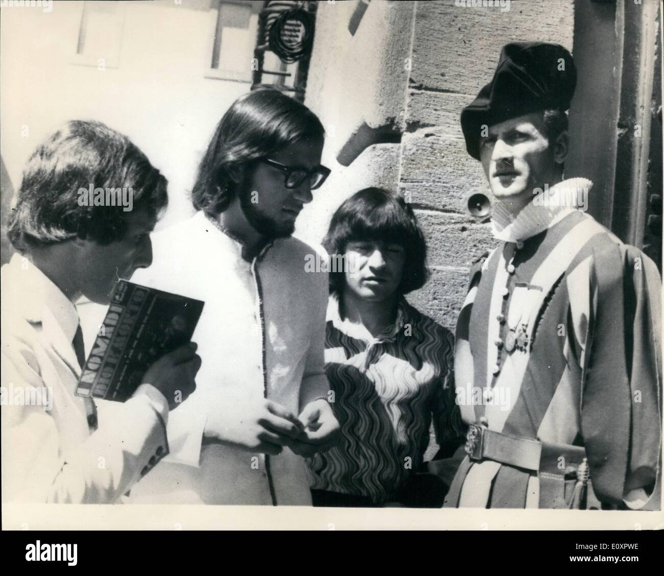 Agosto 08, 1967 - cantanti italiani cerca di dare un bandito il brano a Papa Paolo: Nel corso di una Udienza generale del Papa Paolo a Castelgandolfe il dai lunghi capelli cantanti (nomadi) tentativo di dare al Papa un record della loro canzone Dio e morto (Dio è morto). La foto mostra i nomadi di essere rifiutato l'ingresso da una guardia svizzera a Gastamgandolfe. Foto Stock
