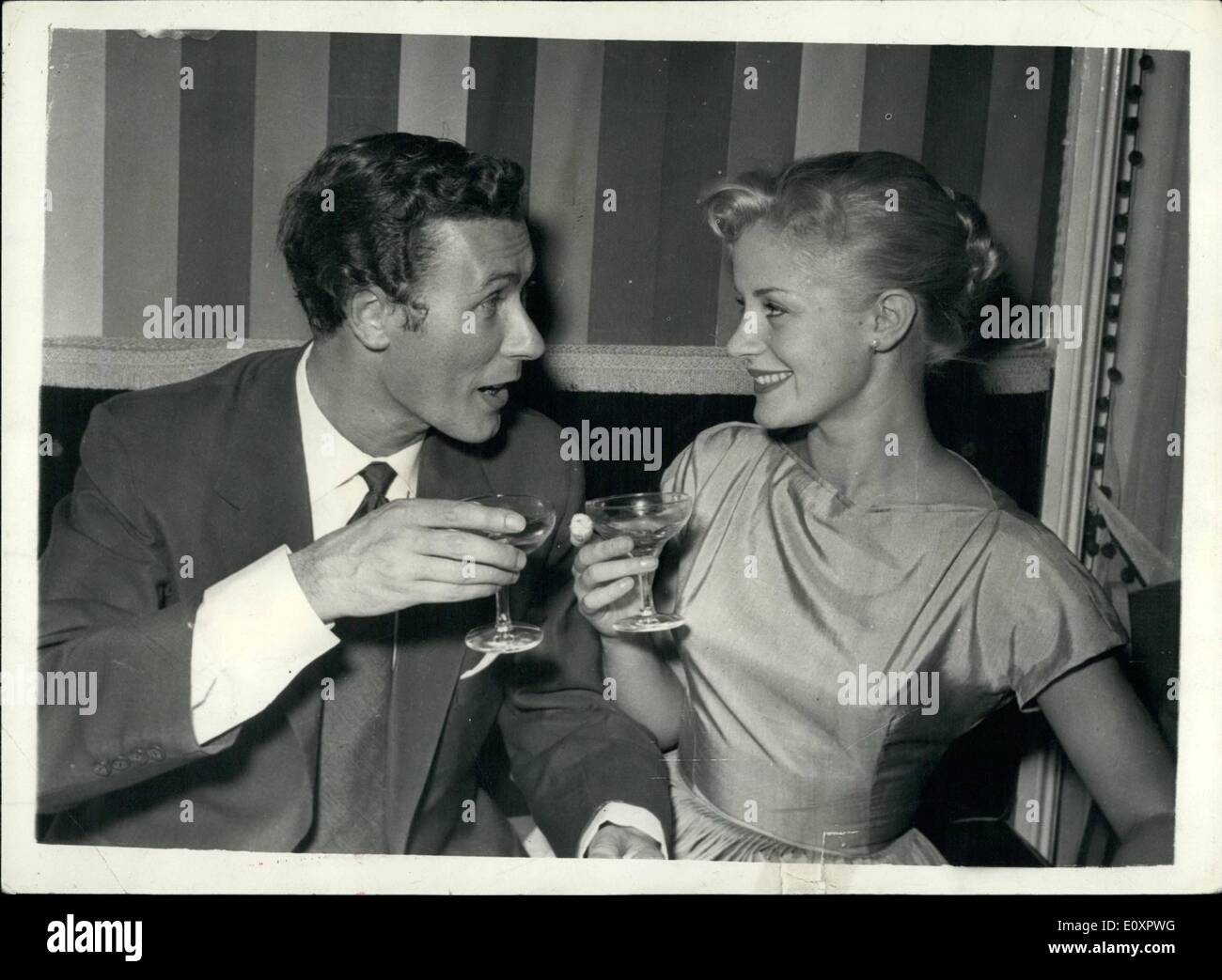 Agosto 08, 1967 - "guardare indietro con rabbia" il drammaturgo si sposi attrice; il matrimonio ha avuto luogo ieri mattina a Chelsea Register Office - appositamente aperto per la cerimonia del drammaturgo John Osborne ha scritto che il gioco "guardare indietro con rabbia" - e star dello spettacolo - Mary Ure. Il giovane è volato in Riviera per un breve viaggio di nozze. Mostra fotografica di John Osborne e la sua sposa toast ogni altro presso la reception dopo il matrimonio di ieri. Foto Stock