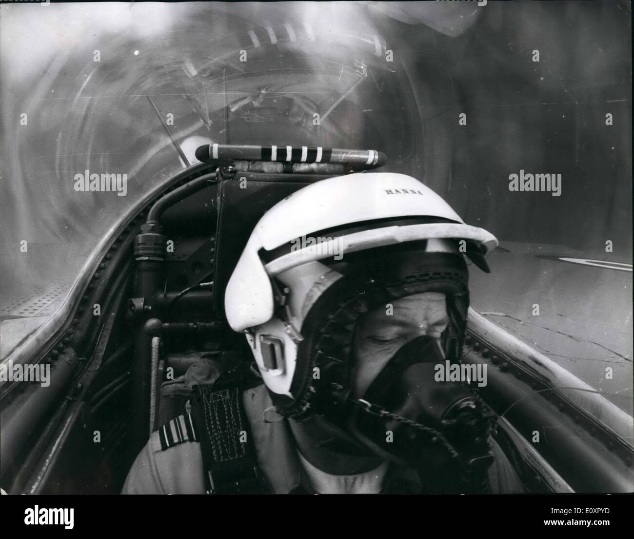 Agosto 08, 1967 - Il Picturre che proprio non sa che il senso di: mettere una poltrona sulla sua schiena e sedersi in esso, rivolta verso il soffitto. Arrivare a qualcuno di span è intorno ad almeno un giro di un secondo. Questo è qualcosa di simile all'esperienza l'uomo nella foto sta attraversando. Squadron Leader Ray hanna, leader delle frecce rosse, la R.A.F.'s aerobatic team, è il suo rotolamento HAWKER SIDDELEY moscerino getto in una routine ''Twinkle''. Per ottenere la sua immagine, il fotografo seduto nel sedile anteriore, normalmente occupata dal pilota. Egli ha detto: ''Come siamo saliti sembrava come se dieci uomini erano mi tiro indietro Foto Stock