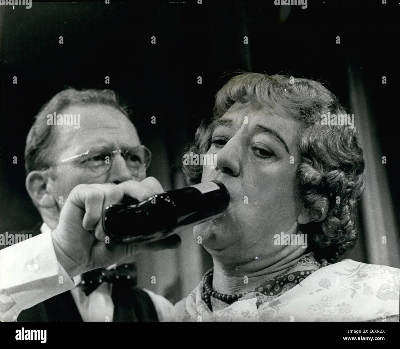 Ottobre 10, 1967 - Sir Aleg Guinness stelle nel nuovo gioco: ''saggio Bambino'', un nuovo gioco da Simon grigio, e interpretato da Sir Aleg Guinness, si apre stasera al Wyndham's Theatre, Londra. ''Saggio bambino' inoltre stars Gordon Jackson e Simon Ward, e introduce Cleo Silvestro che sta facendo il suo West End di debutto. Il gioco è diretto da John Dexter. La foto mostra il Sir Aleg Guinness come Gordon Jackson come 'Mr. Booker', durante oggi le prove. Foto Stock