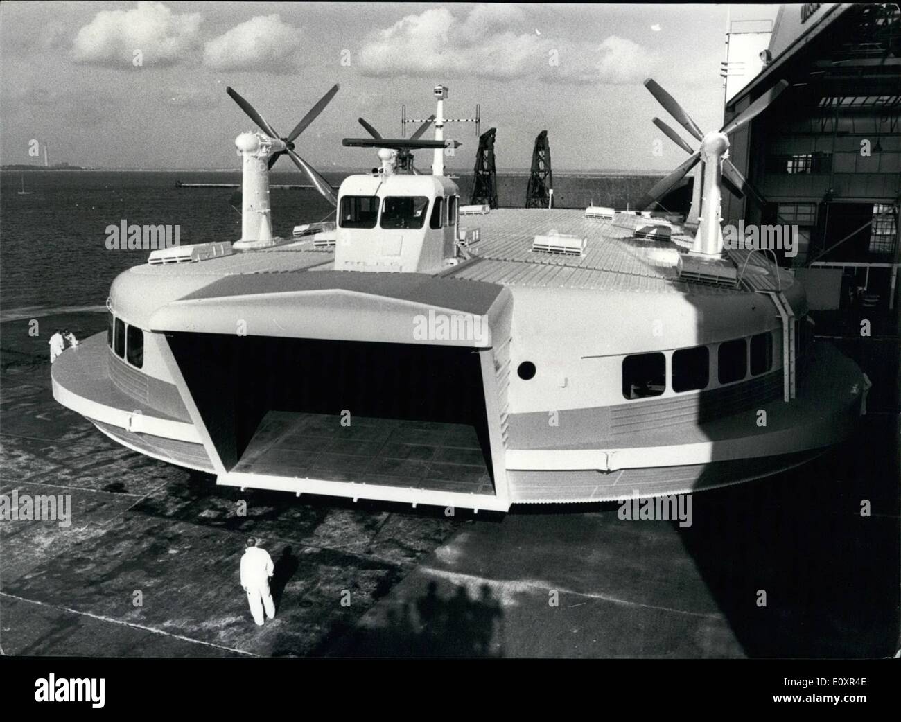 10 ottobre 1967 - la più grande Hovercraft SRN4 del mondo fa la sua prima apparizione pubblica a Cowes.: La SR.N4 da 165 tonnellate, che è lontano e lontano il più grande hovercraft del mondo, è stata vista in pubblico per la prima volta allo stabilimento della British Hovercraft Corporations a Cowes, Isola di Wight, oggi. È alimentato da quattro turbine a gas 'Marine Proteus' di Bristol  3,400 e i carichi tipici sono 609 passeggeri (tutti seduti) 254 passeggeri e 30 automobili, o 50 tonnellate di trasporto. A volte nidificano il secondo anno di questi giganteschi hovecrafts, abbelliti da graziose hostess, si scatteranno in Francia e indietro a 70 M.P.H Foto Stock