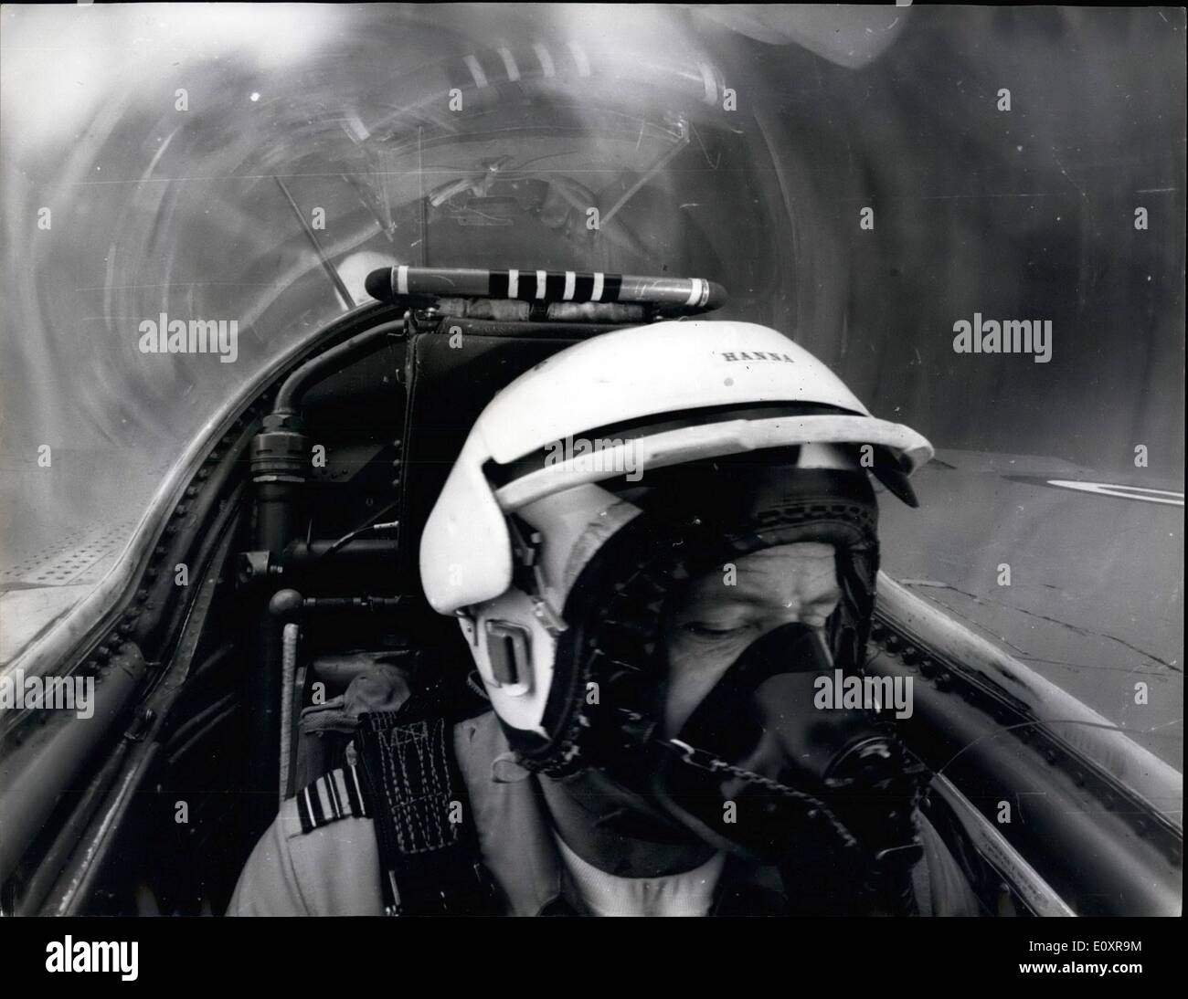 Agosto 08, 1967 - La foto che proprio non sa che il senso di. Mettere una poltrona su di esso indietro e sedersi in esso, rivolta verso il soffitto. Chiedi a qualcuno di voi di spin intorno ad almeno un giro di un secondo. Questo è qualcosa di simile all'esperienza l'uomo nella foto sta attraversando. Squadron Leader Ray Hanna, leader delle frecce rosse, la R.A.F.'s aerobatic team, è il suo rotolamento HAWKER SIDDELEY moscerino getto in una routine ''twinkle''. Per ottenere la sua immagine, il fotografo seduto nel sedile anteriore, normalmente occupata dal pilota. Egli ha detto: ''Come siamo saliti sembrava come se dieci uomini erano mi tiro indietro Foto Stock