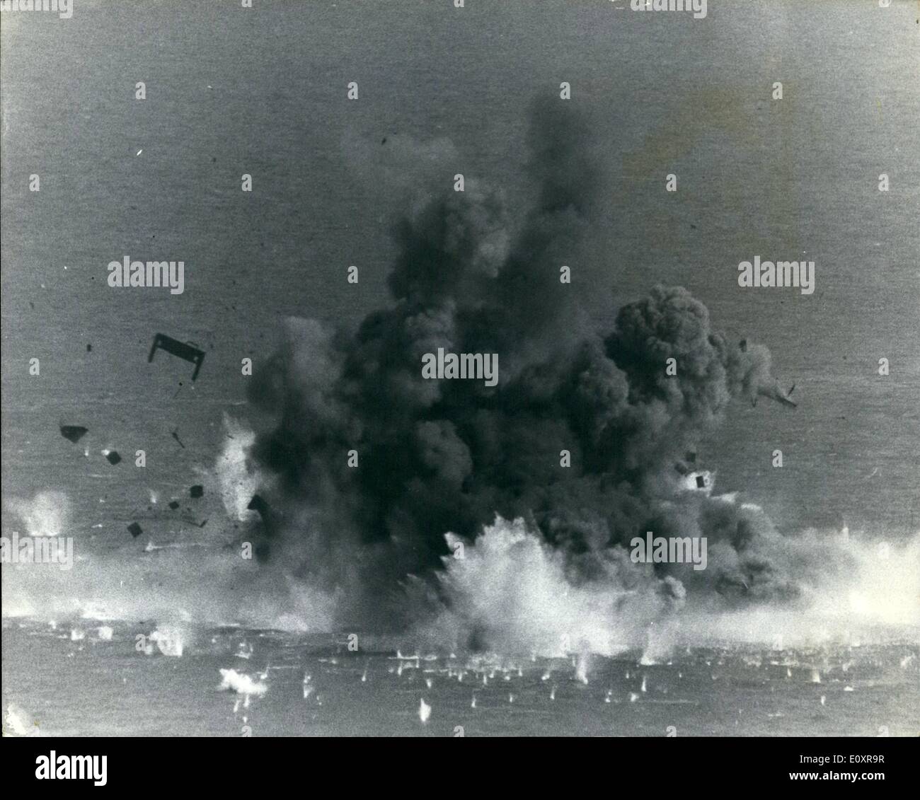 Agosto 08, 1967 - Mare Fort soffiato: affondato Torri di testa, un ex anti-aerei pistola fort 13 miglia fuori Harwich, è stato soffiato ieri dal Royal Engineers per impedire il pirata stazioni radio utilizzando. La torre fu adatti per uso come negozi forniti dall'Olanda per Radio Carolina del Sud, a sei miglia di distanza. In direzione opposta, otto miglia a nord, è ruvida Tower, occupata dal sig. Roy Bates, di Radio Essex. Il sig. Bates ha occupato la torre ruvida per otto mesi nonostante sette tentativi di imbarco di organizzazioni rivali Foto Stock