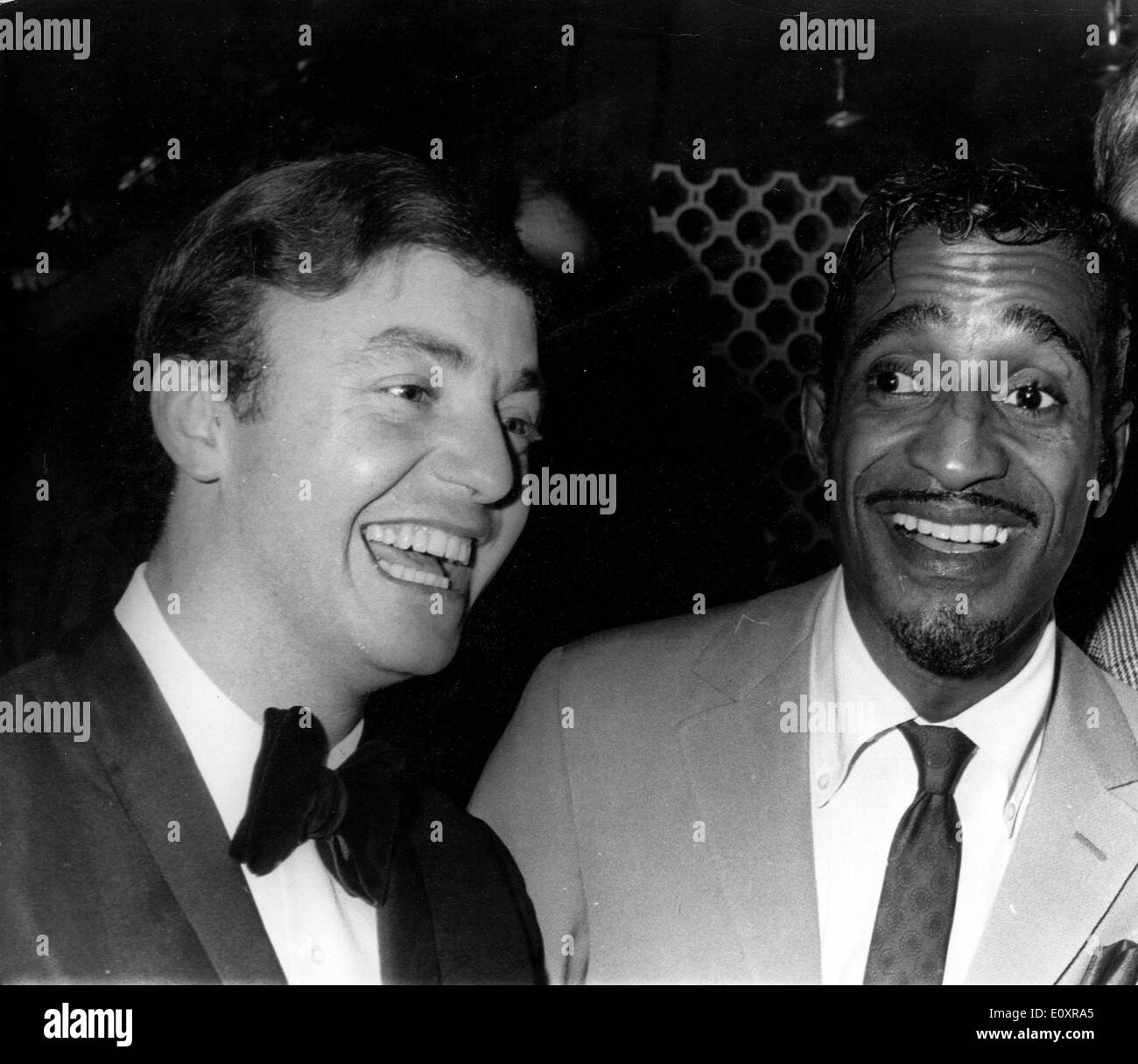 Sammy Davis Jr. con Gerry Marsden a una festa Foto Stock