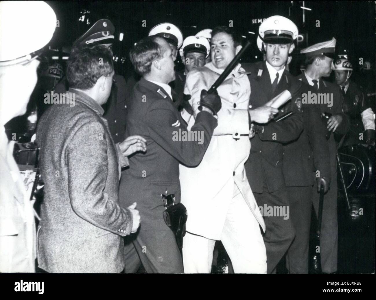 Ottobre 10, 1967 - Berlino Ovest: Wild manifestazioni studentesche contro American Vietnam politica - 4000 manifestanti, alcuni feriti, 20 Foto Stock