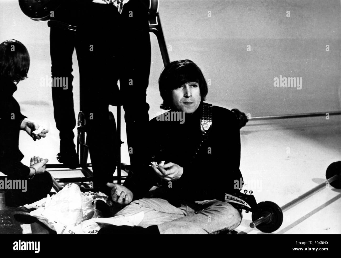 Il cantante John Lennon si rompe da catturare Foto Stock