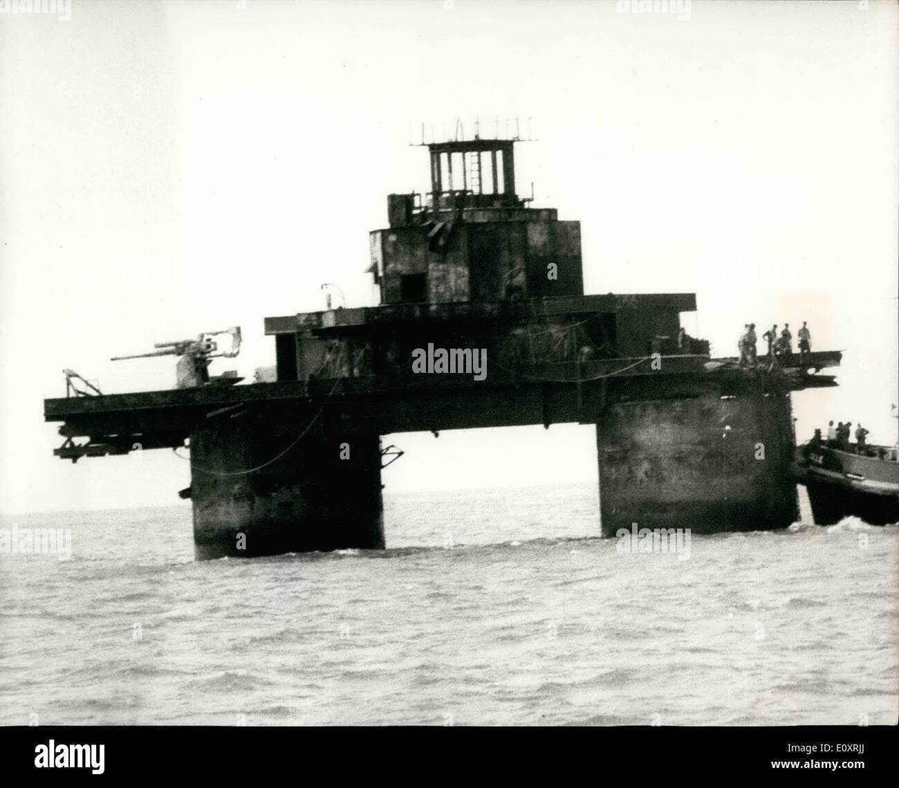 Agosto 22, 1967 - 22-8-67 Mare Fort soffiata verso l'alto. Affondato Torri di testa, un ex anti-aerei pistola fort 13 miglia fuori Harwich, è stato soffiato ieri dal Royal Engineers per impedire il pirata stazioni radio utilizzando. La foto mostra: affondato Torre Testa fort foto prima di ieri in esplosione. Foto Stock