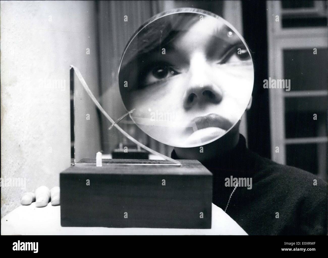 Ottobre 21, 1967 - Questa non è una scena di un film horror, ma piuttosto una mostra ospite del peering attraverso un lavoro di Waki Zollner nella galleria di Francoforte ''Kleinen Galerie''. Il lavoro è realizzato in plexiglass e riflette i vari effetti di luce. Vale la pena di tra 500 e 3.000 DM. Foto Stock Ottobre 21, 1967 - Questa non è una scena di un film horror, ma piuttosto una mostra ospite del peering attraverso un lavoro di Waki Zollner nella galleria di Francoforte ''Kleinen Galerie''. Il lavoro è realizzato in plexiglass e riflette i vari effetti di luce. Vale la pena di tra 500 e 3.000 DM. Foto Stock