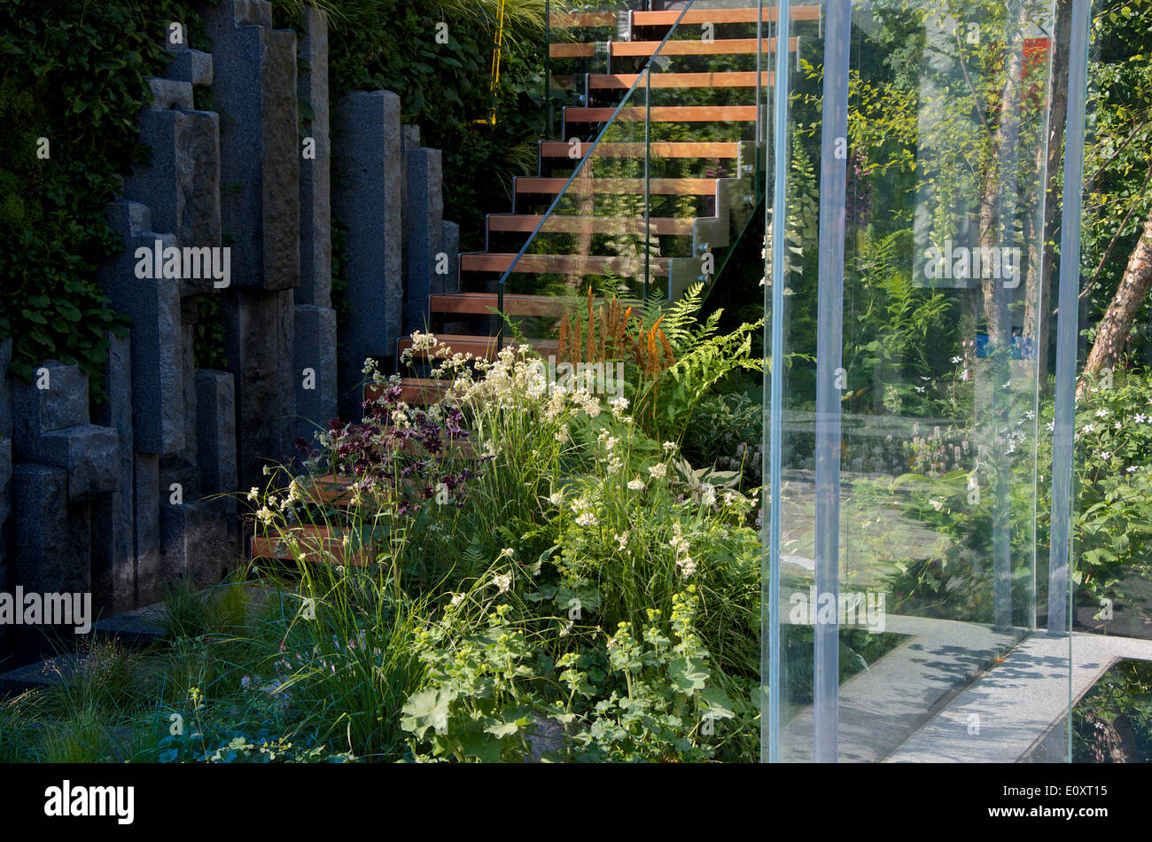 Medaglia d'oro vincendo fresco giardino 'l'occhio della mente' ad RHS Chelsea Flower Show. Il giardino progettato da LDC Design per il RNIB (l'Istituto nazionale reale delle persone non vedenti) in collaborazione con la campagna caratteristiche contrastanti esperienze sensoriali. Foto Stock