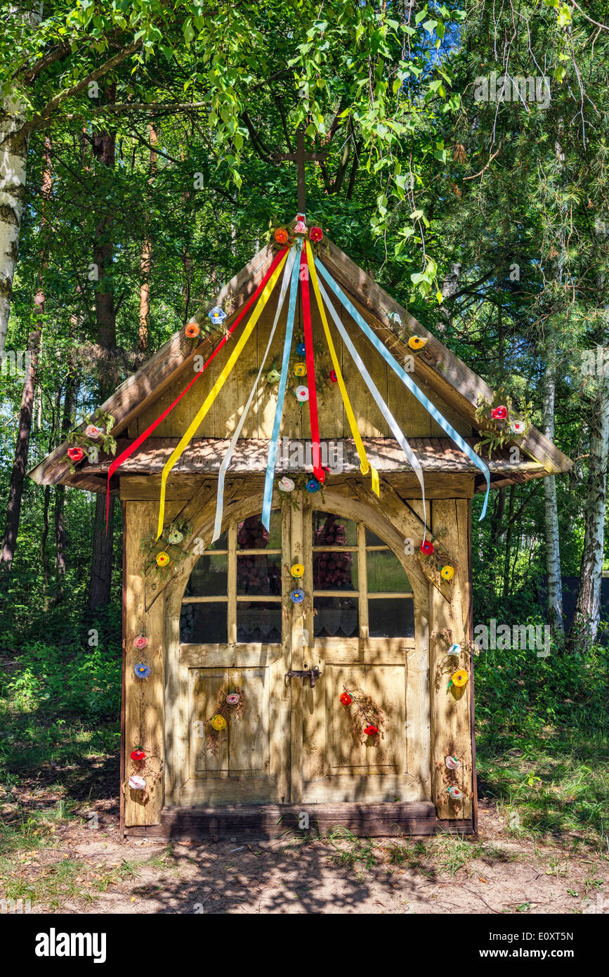 Cappella sul ciglio della strada dal villaggio di Rakszawa, ora al Parco Etnografico di Cultura Folk Museum di Kolbuszowa, Malopolska, Polonia Foto Stock