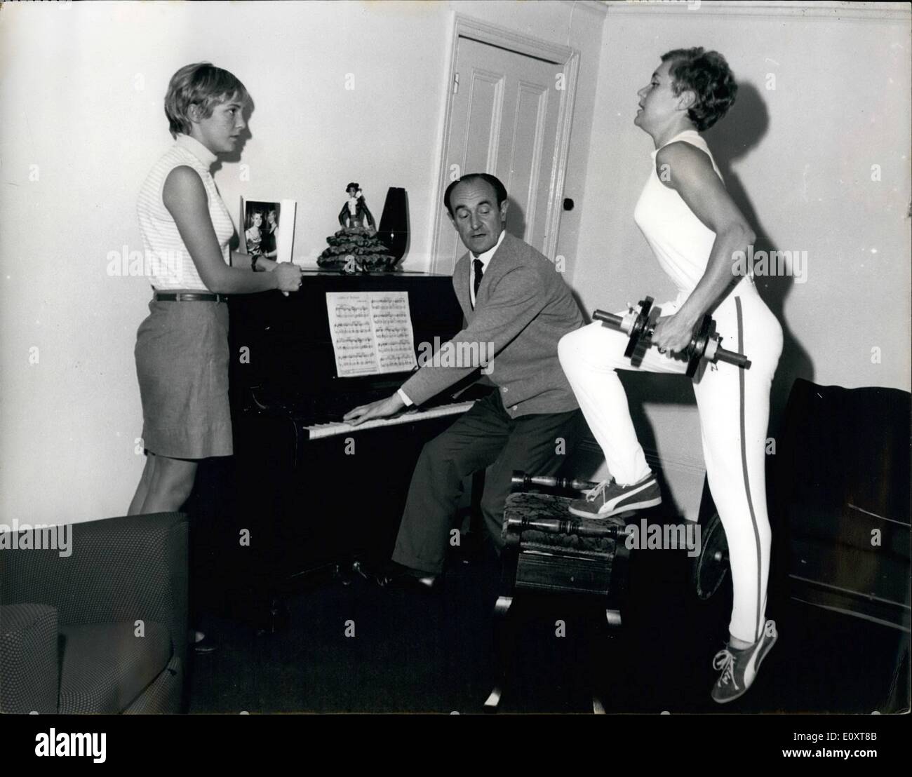 Nov. 11, 1967 - Lilian Board ( 18 ) in Gran Bretagna da donna Athletic dell'anno. Uno, due, tre è più facile per la musica. Lillian mantiene montare, guardato da sua sorella gemella e suo padre. Foto Stock