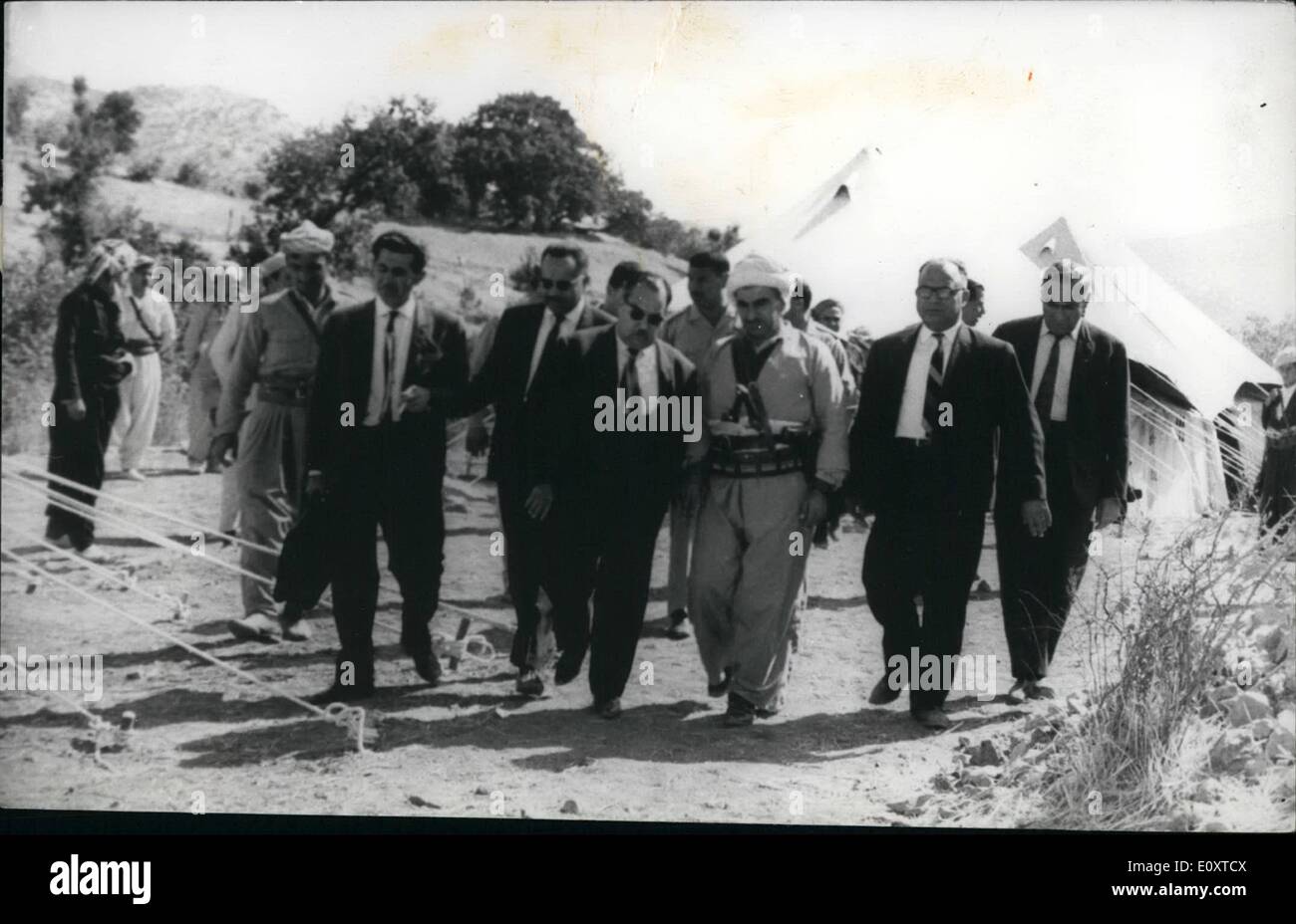 Sett. 09, 1967 - Ricostruzione del Nord Iraq il Premier iracheno Tahir Yahya ha concluso un tour di cinque giorni in Nord Iraq Governatorato durante la quale ha conferito con il leader curdo al Mullah Mustafa El Barzani. Premier Tahir Yahya inaugurato anche diversi nuovi progetti in corso del piano di costruzione nel Nord dell Iraq, che governo iracheno dedicato 5 milioni di dinari (stesso Sterling) per lo scopo. OPS:- il Premier iracheno si vede in questa foto accompagnate da Al Mullah Mustafa El Barzani e cinque altri ministri. Foto Stock