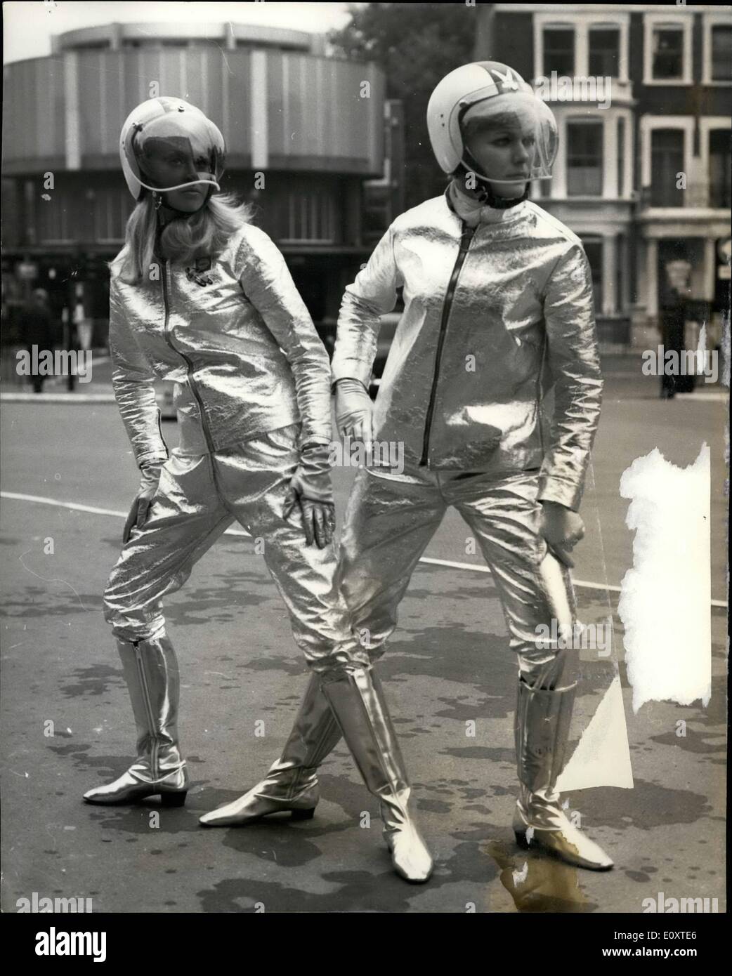 Sett. 09, 1967 - Due ruote "car" per battere gli inceppamenti della città. Un semi racchiusi due ruote in interessano una due ruote auto, è un last minute presentano al Motor Cycle Show a Nerl's court. Il Sig. Alan Kimber, direttore vendite di Suzuki (Gran Bretagna Ltd. detta '' lavorando con Watsonian, il sidecar fabbricanti di Baringham, mi ave mirato a realizzare qualcosa che possa essere applicato a abbastanza bene a qualsiasi norma convenzionale ciclo motore per dare la massima protezione contro le intemperie ancora occupare il minimo spazio stradale a. Si tratta di una due posti per la protezione di un passeggero pillion nonché un driver Foto Stock