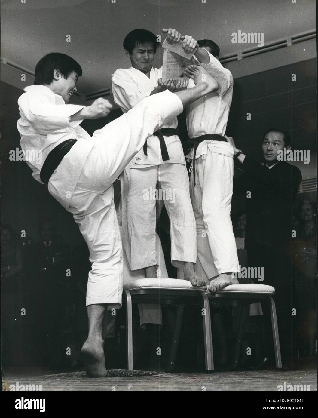 Nov. 11, 1967 - il Karate ad un ricevimento.: mostra fotografica di ONU-chiamato karate esperti dimostrano la trinciatura del legno con il loro piede ad un giapponese Reception tenuto al Carlton Hotel Torri a Londra ieri. Foto Stock