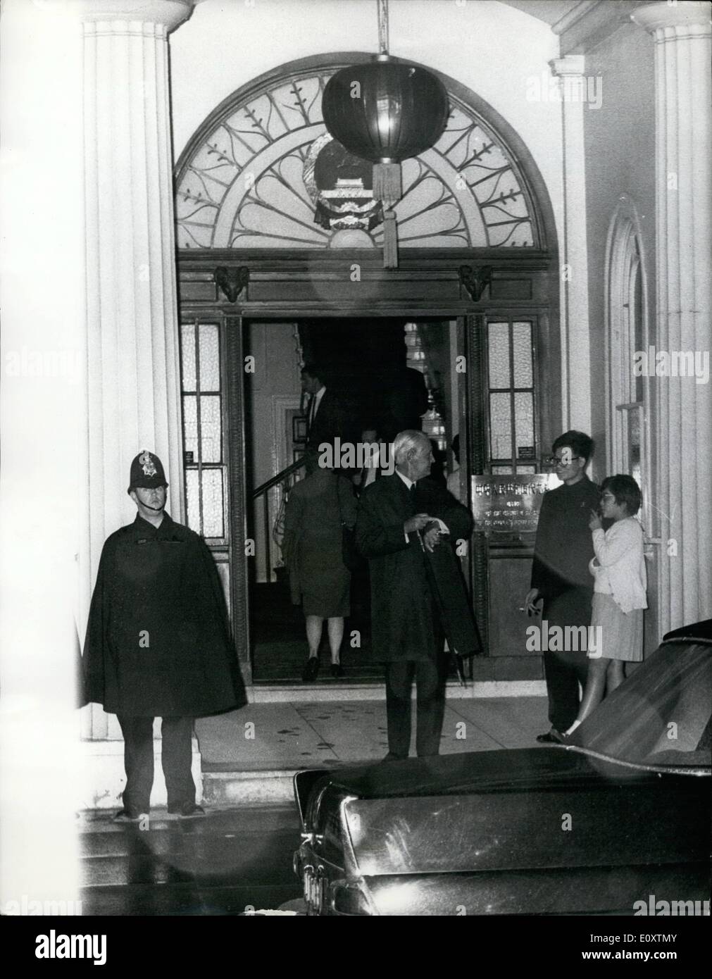 Sett. 09, 1967 - Ora è tutto sorrisi a legazione cinese a Londra: era tutto sorrisi quando Mac's uomini a Londra sono stati ''a casa" presso la legazione cinese la scorsa notte. Non vi è stata nessuna delle scene uncomradely del mese scorso quando le è venuto diplomatici cinesi brandita assi. La notte scorsa hanno affrontato nulla quindi più nitida un bicchiere da cocktail. Per due ore circa 150 ospiti ubriachi e abbiamo parlato con i diplomatici cinesi in occasione di un ricevimento per contrassegnare il XVIII anniversario della cinese rivoluzione comunista Foto Stock