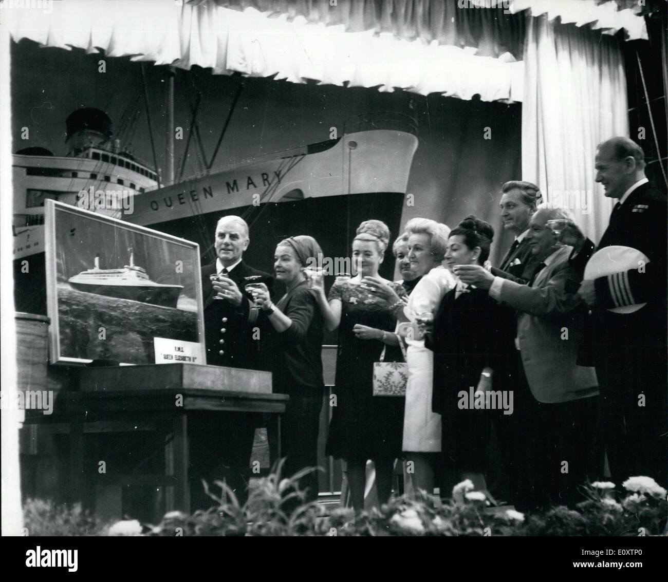 Sett. 09, 1967 - Queen Mary's ultimo viaggio transatlantico scnes a bordo sulla prima metà del viaggio di New York.: La camicia Queen Mary ha completato la prima metà del suo ultimo viaggio di andata e ritorno quando è arrivata ieri a New York da Southampton. È stata la 1,00esimo tempo aveva attraversato l Atlantico. Essa è dovuta a lasciare New York oggi per il viaggio di ritorno a Southampton prima del suo viaggio al pensionamento a Long Beach, California Foto Stock