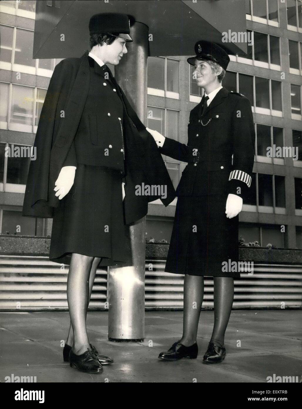 14 settembre 1967 - Nuova divisa per le donne di polizia londinesi. Il marchio di sala del Sig. Norman Hartnelles design per la nuova uniforme che deve essere indossata dalle donne della polizia Metropolitana è la sua combinazione di eleganza e comfort con utilità. Ha incaricato di realizzare questo mantenendo l'aspetto necessario dell'autorità legale in uno stile meno militare e più femminile. Il clck da indossare al posto di greattoAT aggiunge un tocco fantasioso e il nuovo cappuccio progettato da Mme. Simone Miraman completa il quadro alla moda della moderna ed efficiente donna della polizia Metropolitana. Foto Stock