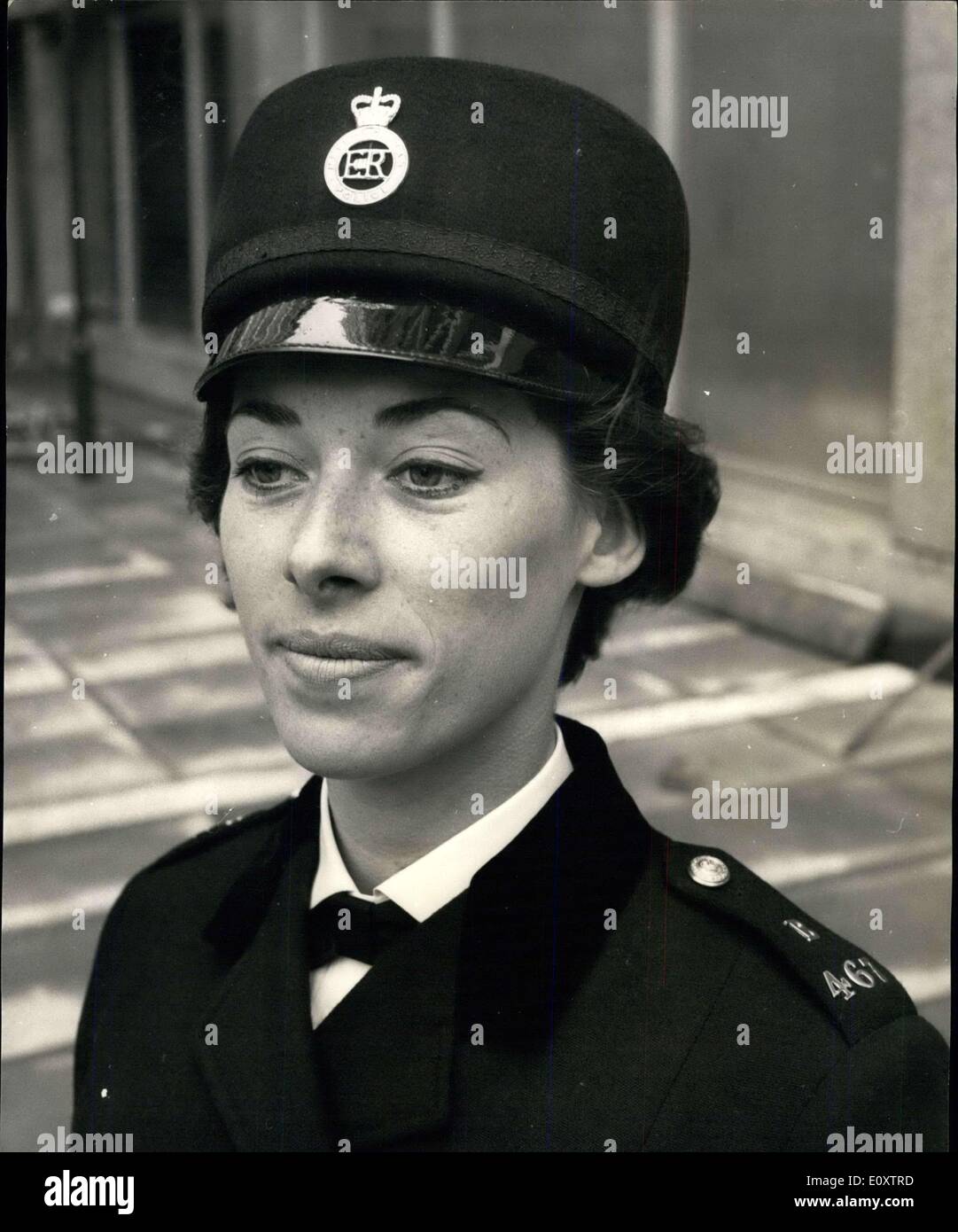 Sett. 14, 1967 - Nuova uniforme per Londra femminile. La sala con il marchio del signor Norman Hartnell il design per la nuova uniforme per essere indossati dalle donne della Metropolitan Police è la sua combinazione di eleganza e comfort con l'utility. Egli è riuscito a realizzare questo pur mantenendo l'aspetto necessario di autorità giuridica in una meno militare inserzione più stile femminile. Il mantello per essere indossato in luogo della grande mano aggiunge un tocco fantasioso e il nuovo cappuccio progettato da Mme. Simone Mirman completa la fotografia di moda della moderna ed efficiente, donna del Metropolita politiche. La foto mostra: W.P Foto Stock