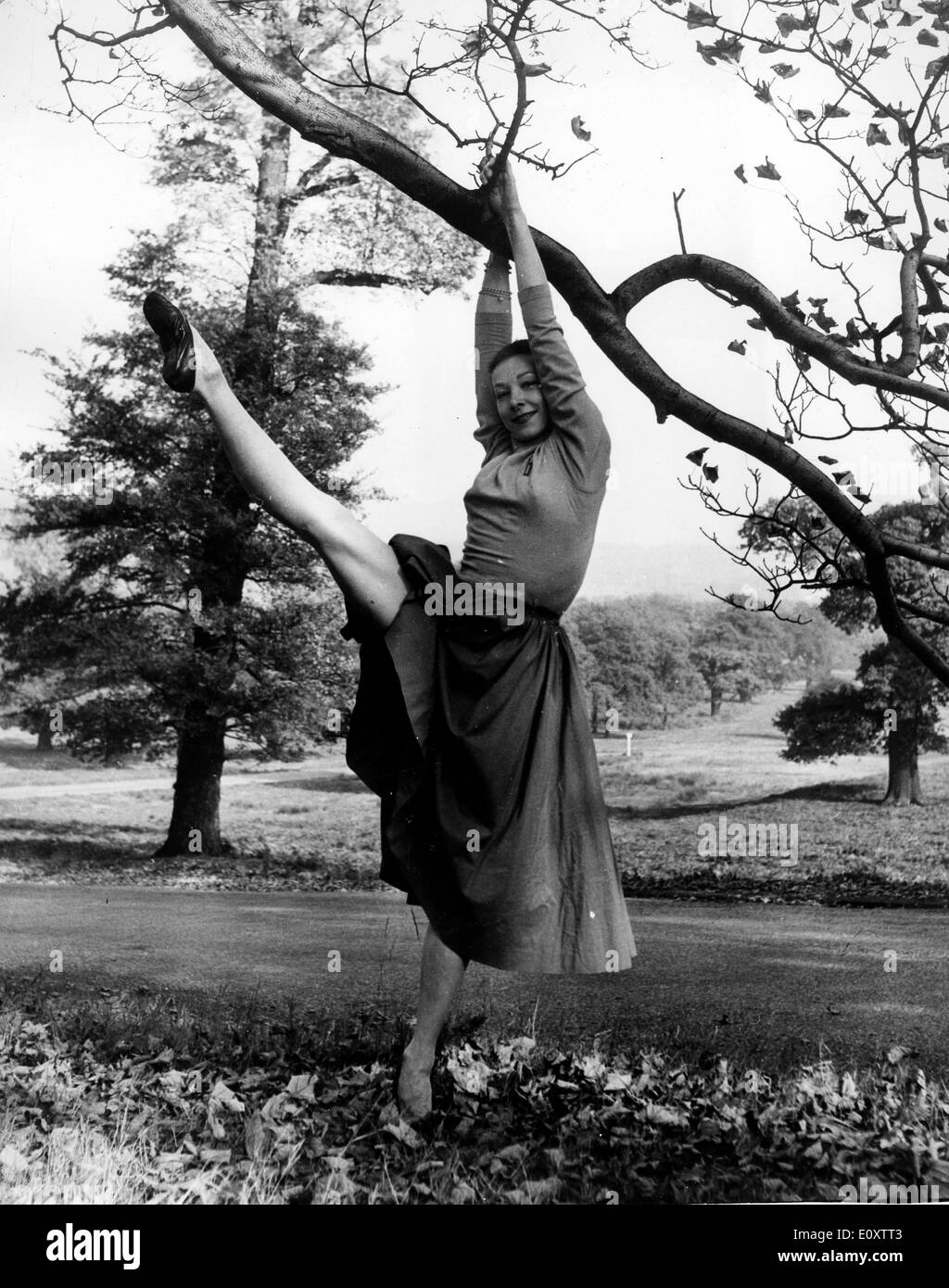 Ballerino di danza Belita al di fuori di un parco Foto Stock