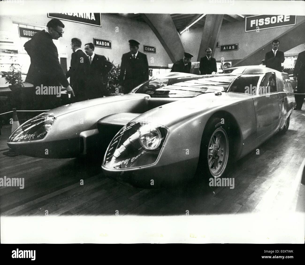 Nov. 11, 1967 - Il silver Fox - un catamarano -style in mostra presso la international motor show di Torino, è stato l'OSI Bisiluro, 1.000 auto c.c. chiamato ''Silver Fox''. Ha fatto una velocità in eccesso di 100 mph, pilotato da Taruffi. Il conducente siede in uno dei compartimenti e il motore è in altri. Il design e la tecnica deve molto a rocketry e missili . foto mostra una vista frontale del ''Silver fox" in corrispondenza del motore mostra a Torino. Foto Stock