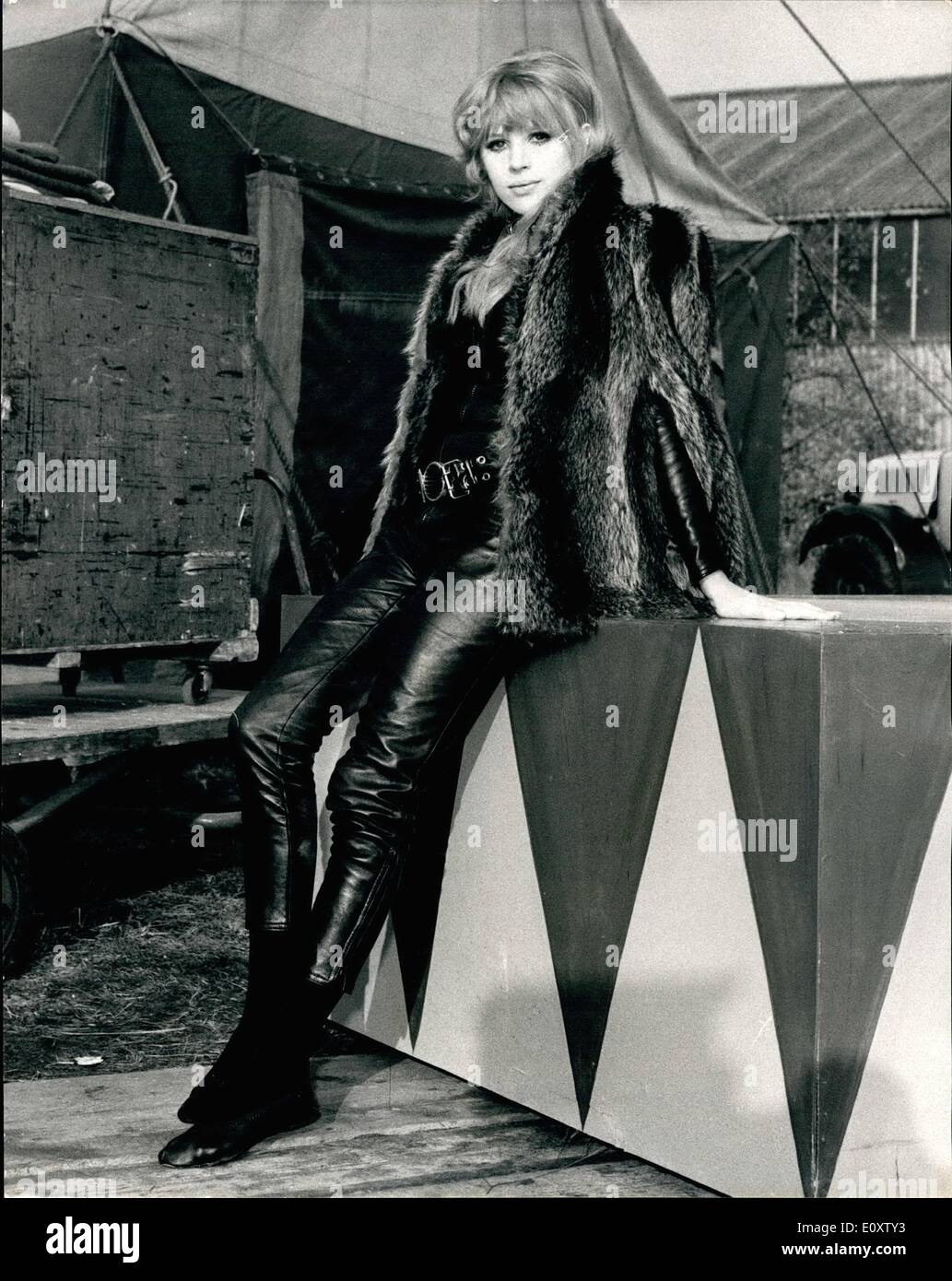 Nov. 17, 1967 - 17-11-67 Marianne fidato e Alain Delon al circo per i nuovi film. Marianne fidato e Alain Delon, stelle del anglo-francese ragazza di produzione su un motociclo, trascorrere una giornata al circo di dream scene in questa lirica di amore del dramma diretto da Jack Cardiff, e co-prodotto da William Sassoon e Sacha Kamenka, per la distribuzione da parte di British Lion. Indossando la sua pelle nera in bicicletta a motore abito disegnato specialmente per lei da Lanvin, Marianne circonda la segatura anello su un cavallo da circo mentre Alain chi gioca il suo amante Daniel nel film crack comandando una frusta come ringmaster Foto Stock