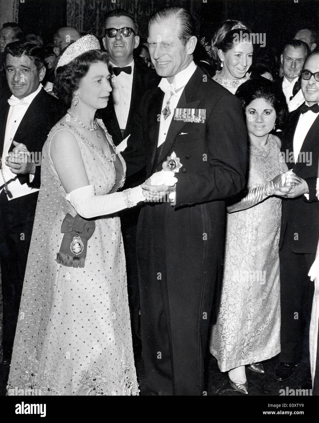 Queen Elizabeth II ballare con il Principe Filippo Foto Stock