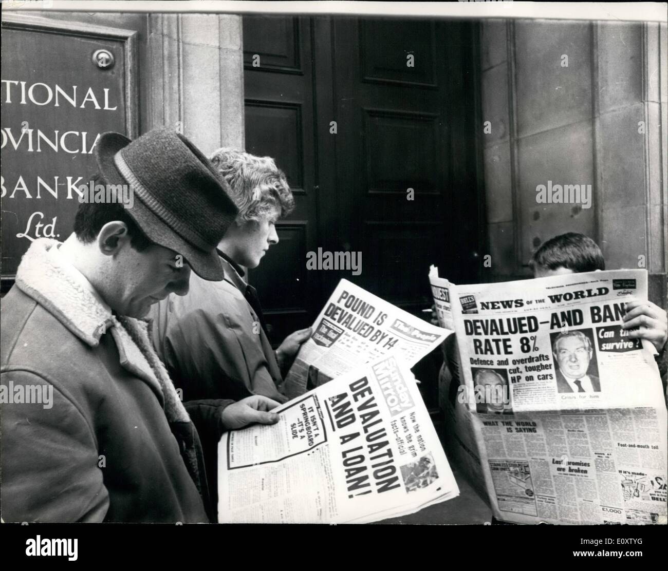Nov. 19, 1967 - 19.11.67 La sterlina è svalutato del 14,3 per cento per lettura pubblica il nuovo. La Gran Bretagna ha svalutato la lira la scorsa notte da 14,3 per cento cambiando il tasso di cambio del dollaro da 2,80 a 2,40 dollari al cancelletto. La foto mostra: i membri del pubblico leggendo i giornali annunciando la svalutazione della lira. Foto Stock